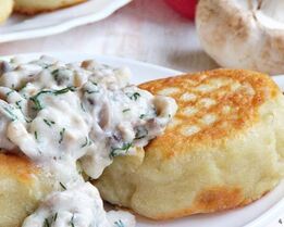 Картофельные котлеты с грибным соусом
