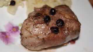 Котлета дарницкая с соусом из смородины