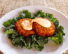 Котлеты из лосося с луком
