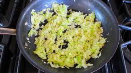 котлеты из лосося с луком