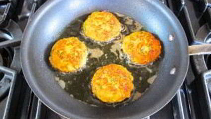 котлеты из лосося с луком