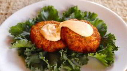 котлеты из лосося с луком