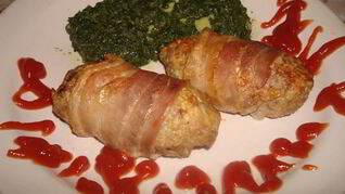 Котлеты с розмарином в беконе