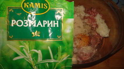 котлеты с розмарином в беконе