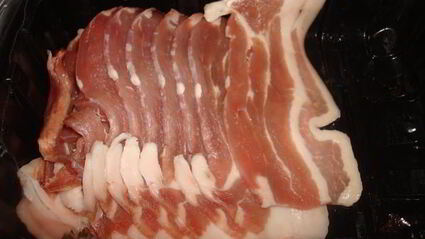 котлеты с розмарином в беконе