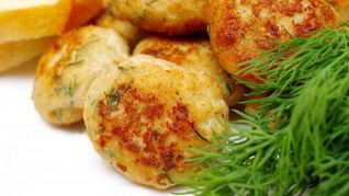 Куриные котлетки с ананасами и сыром