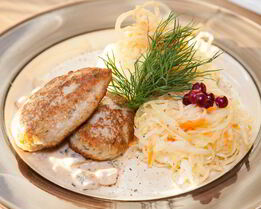 Куриные котлеты с пюре и грибным соусом