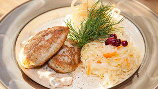 Куриные котлеты с пюре и грибным соусом