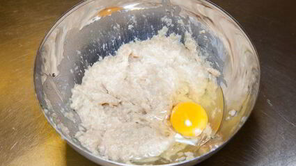 куриные котлеты с пюре и грибным соусом