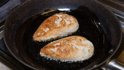 куриные котлеты с пюре и грибным соусом