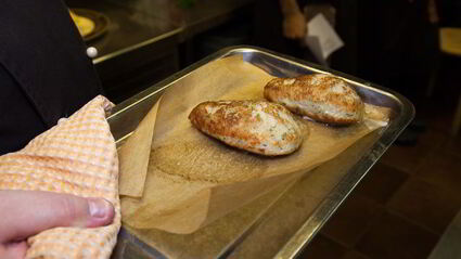 куриные котлеты с пюре и грибным соусом