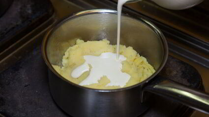 куриные котлеты с пюре и грибным соусом