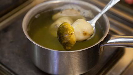 куриные котлеты с пюре и грибным соусом