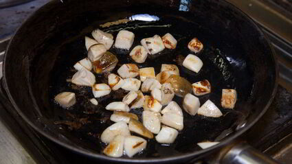 куриные котлеты с пюре и грибным соусом