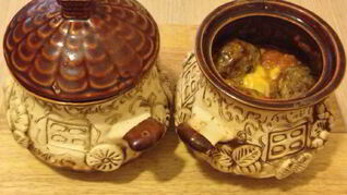 Острые котлеты с кумином, запеченые в горшочках с картофелем