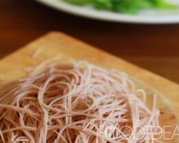 Лапша розовая из моркови