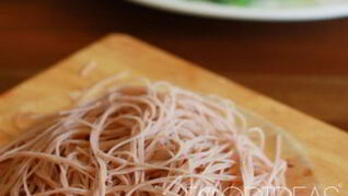 Лапша розовая из моркови