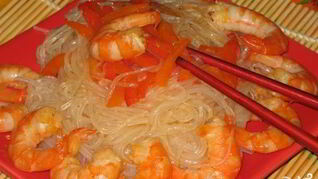 Лапша с креветками и овощами