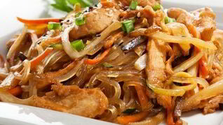 Лапша с курицей и овощами