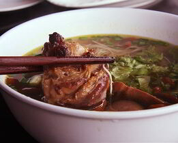 Лапша со свининой, ветчиной и томатами