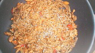 Лапша якисоба с говядиной