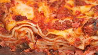 Лазанья болоньезе с сыром проволоне