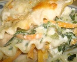 Лазанья со шпинатом, шампиньонами и белым соусом