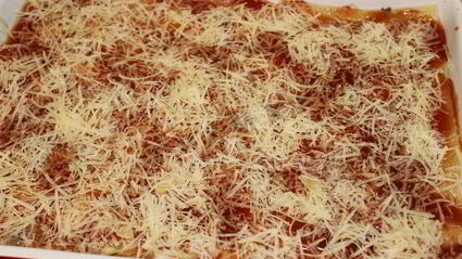 мясная лазанья с грибным соусом