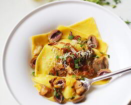 Открытая лазанья с белыми грибами и оливками