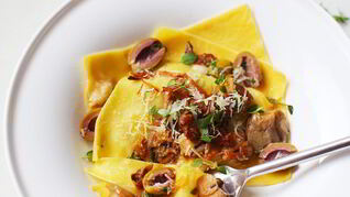 Открытая лазанья с белыми грибами и оливками