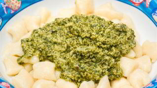 Лимонные ньокки со шпинатом и зеленым горошком