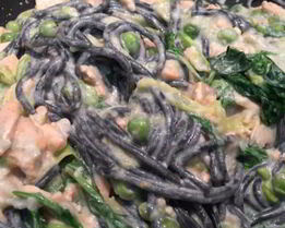 Черные спагетти с красной рыбой горошком и сыром