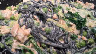 Черные спагетти с красной рыбой горошком и сыром