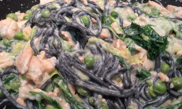 Рецепт черные спагетти с красной рыбой горошком и сыром
