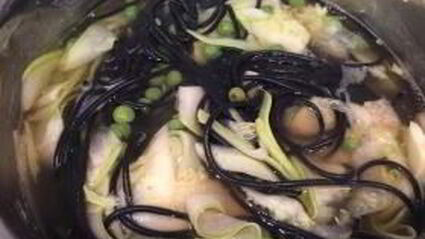 черные спагетти с красной рыбой горошком и сыром