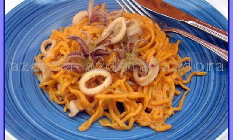 Рецепт домашняя красная музыкальная паста с соусом из кальмаров