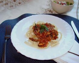 Домашняя паста с морепродуктами в томатном соусе