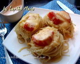 Гнезда из спагетти с куриным филе