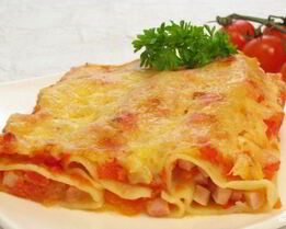 Каннеллони с беконом под томатным соусом