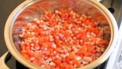 каннеллони с беконом под томатным соусом