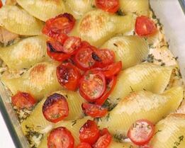 Конкильони, фаршированные овощами и тунцом, запеченные с помидорами черри