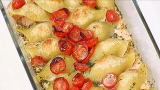 Конкильони, фаршированные овощами и тунцом, запеченные с помидорами черри