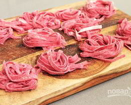 Красные макароны