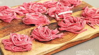 Красные макароны