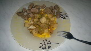 Крестьянская паста с сельдереем , оливками и луком и тушеная говядина