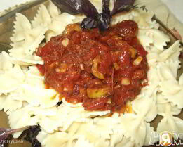 Макароны Бантики в соусе из томатов