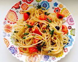 Макароны с черри, оливками и пармезаном