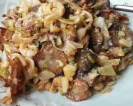 Макароны с колбасой и грибами в духовке