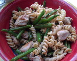 Макароны с курицей и стручковой фасолью