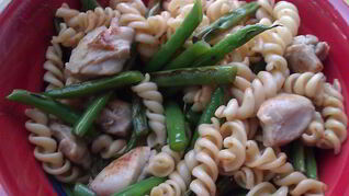 Макароны с курицей и стручковой фасолью